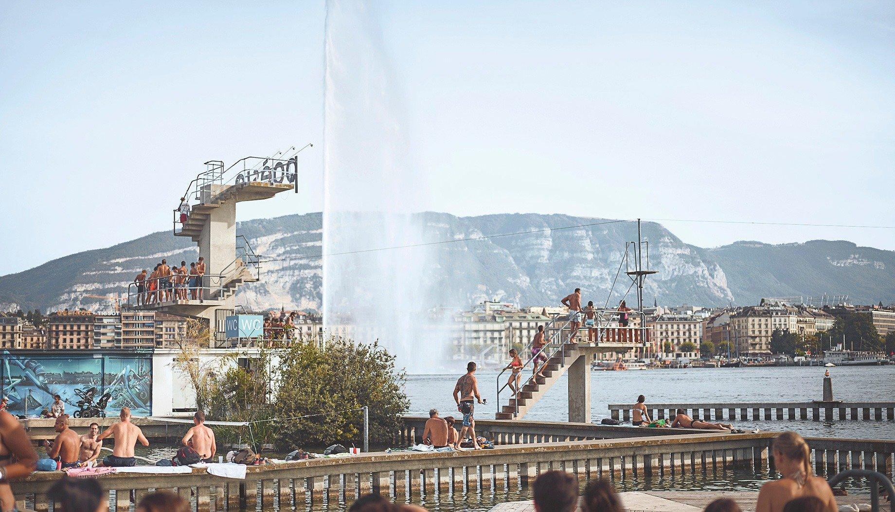 다이빙대 위 또는 주변