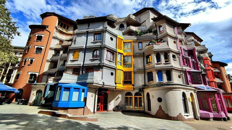 🍄 스머프 빌딩 (레 슈트룸프)