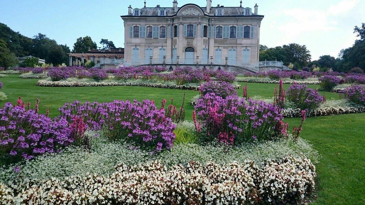 여름 밤 Parc La Grange의 야외 무대에서 펼쳐지는 콘서트