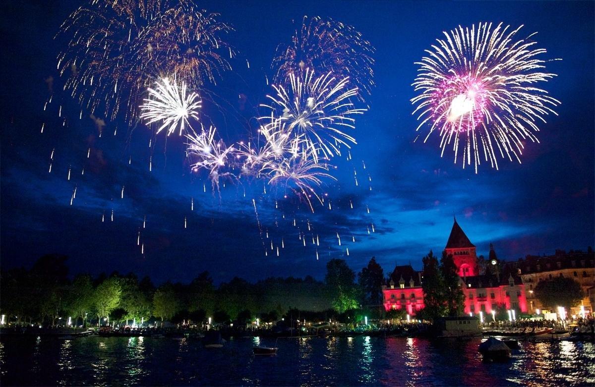 스위스 국경일에 Parc La Grange에서 열리는 불꽃놀이