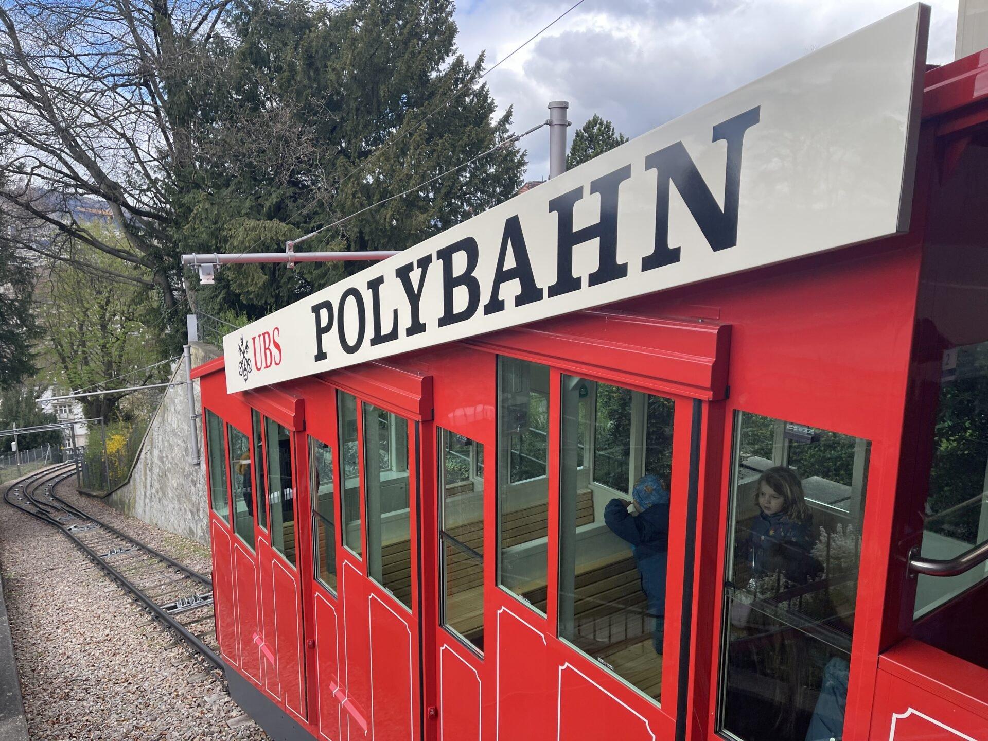 폴리반 하부 정류장 입구