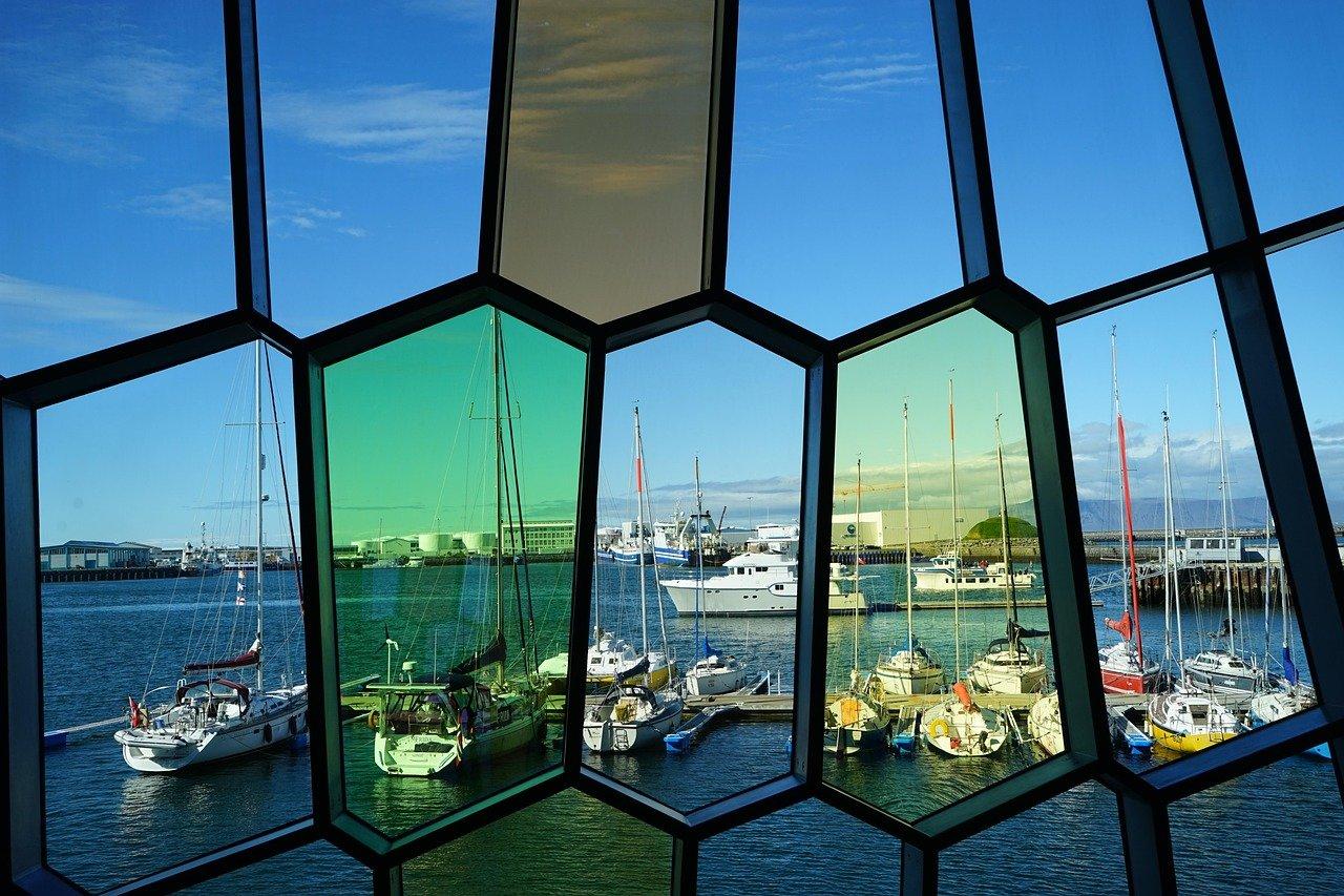 2층 이상 창가 (항구 방면)