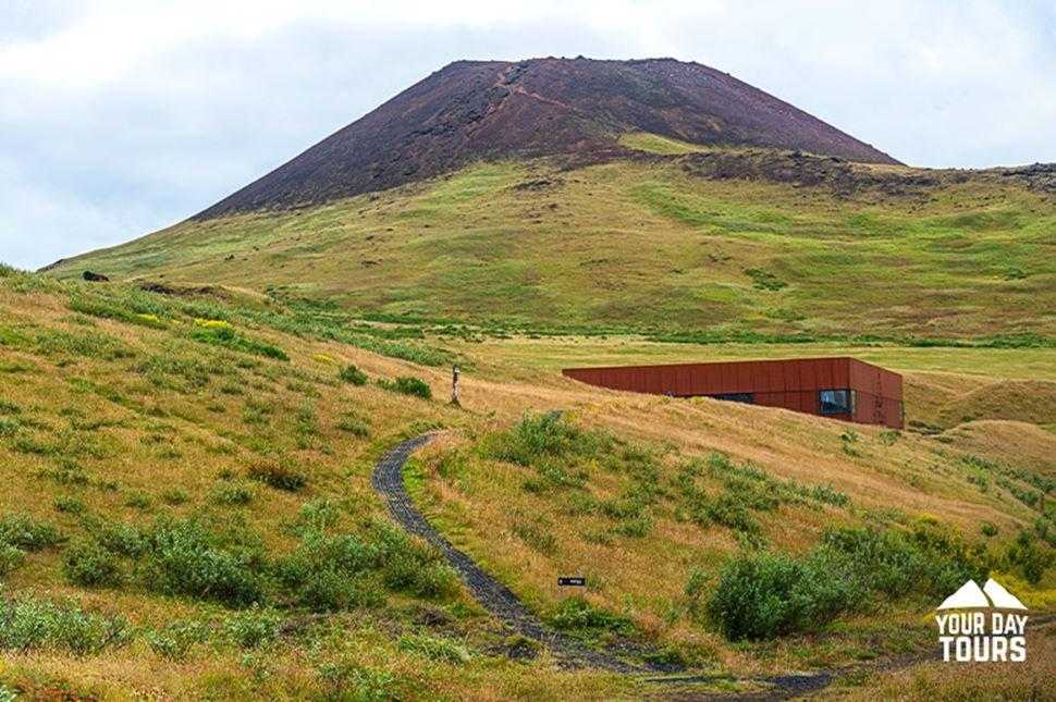 박물관 외부 엘드페들 화산 조망 지점