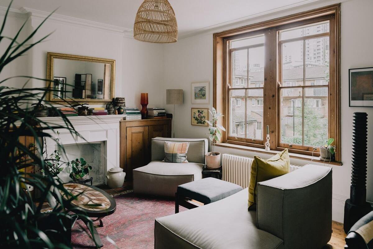 생활용품이 가득한 거실 선반