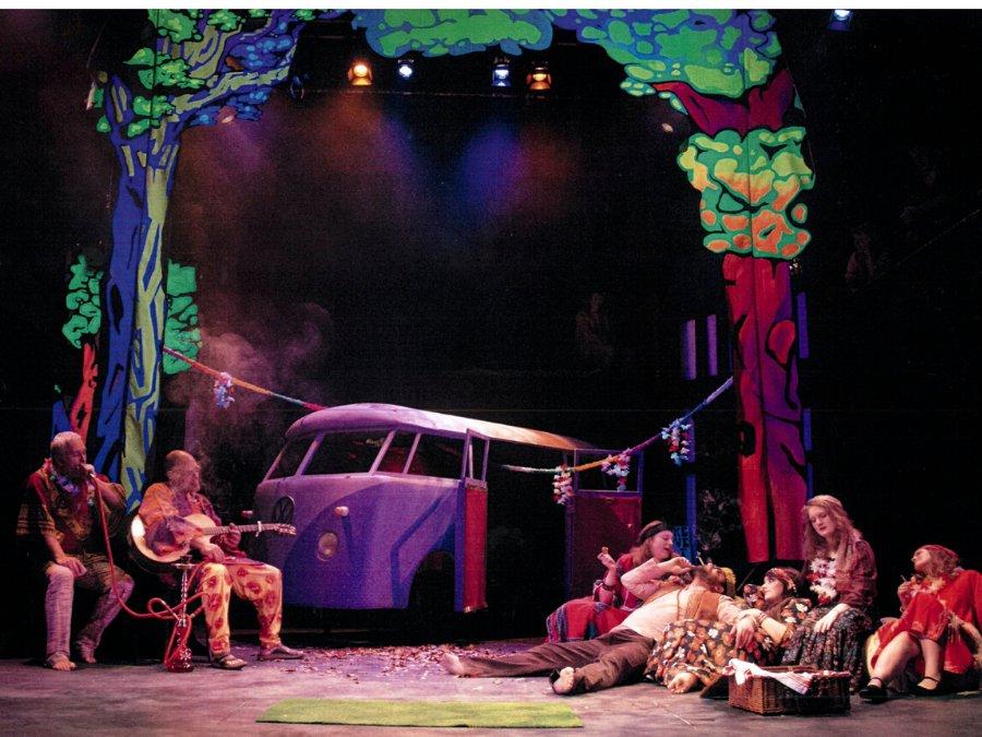 공연 무대 세트 (공연 중 또는 전후)