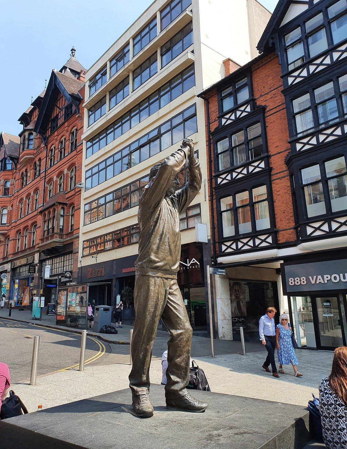 브라이언 클러프 동상 앞