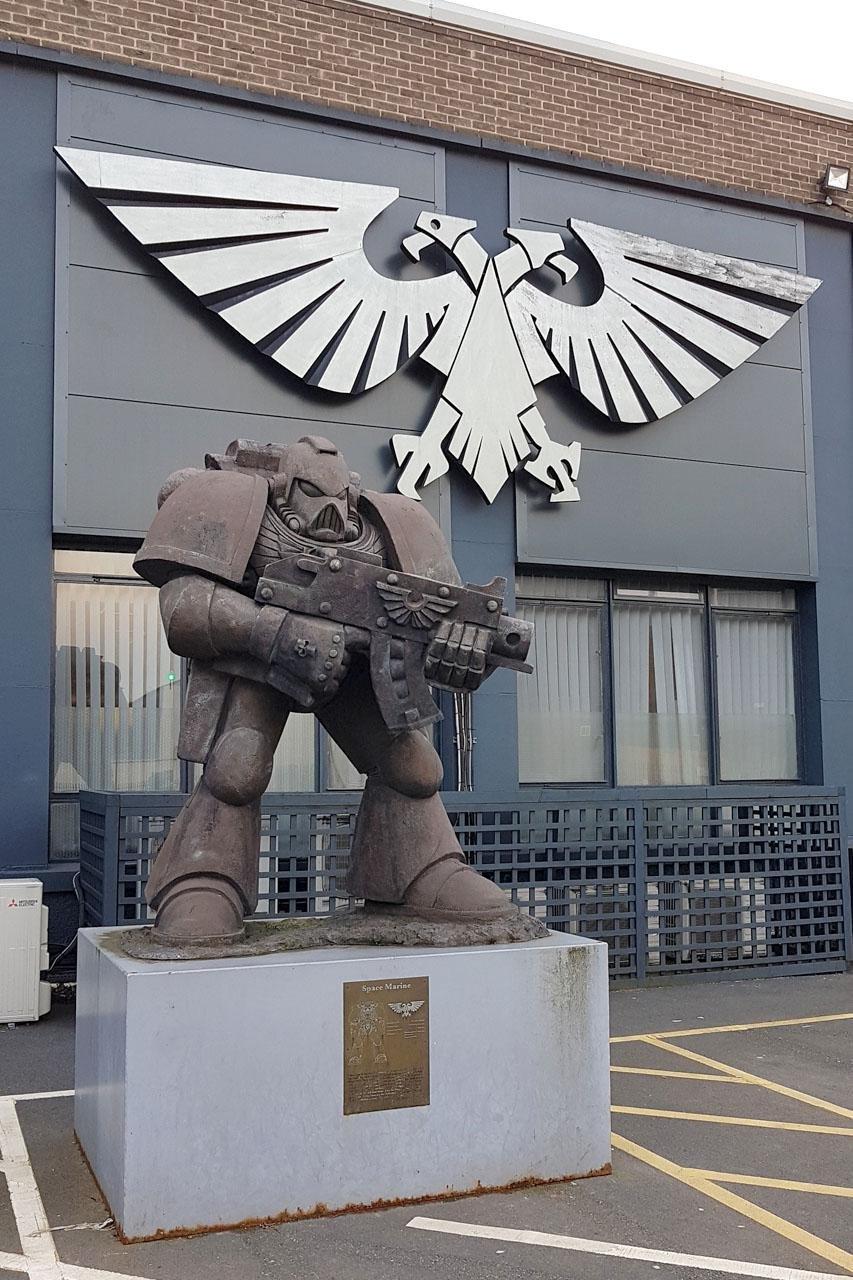 입구 외부 대형 조형물