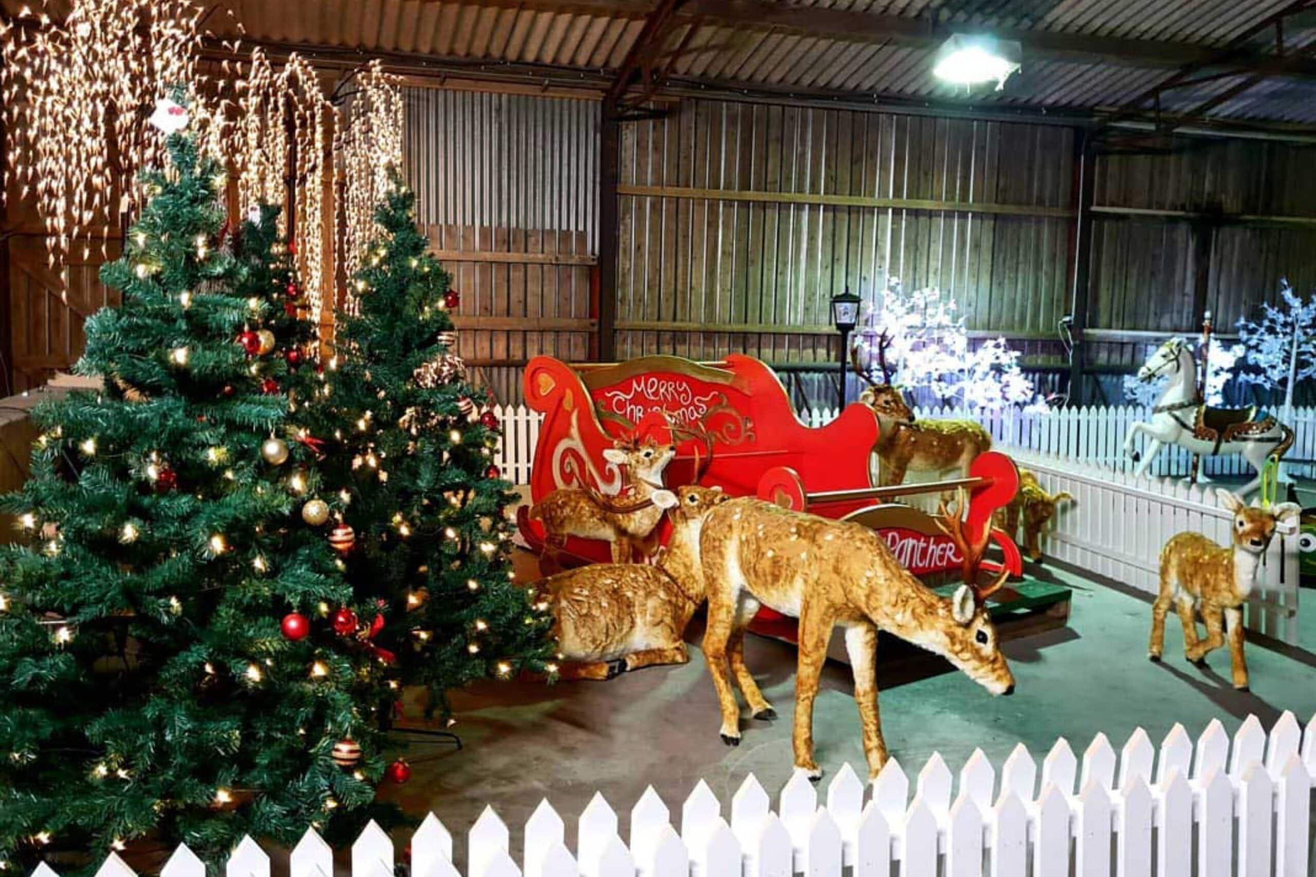 크리스마스 장식과 산타클로스