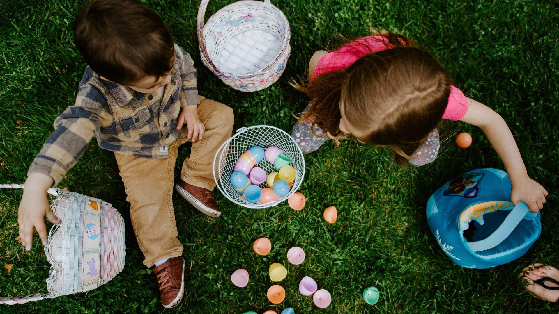 부활절 달걀과 아기 동물