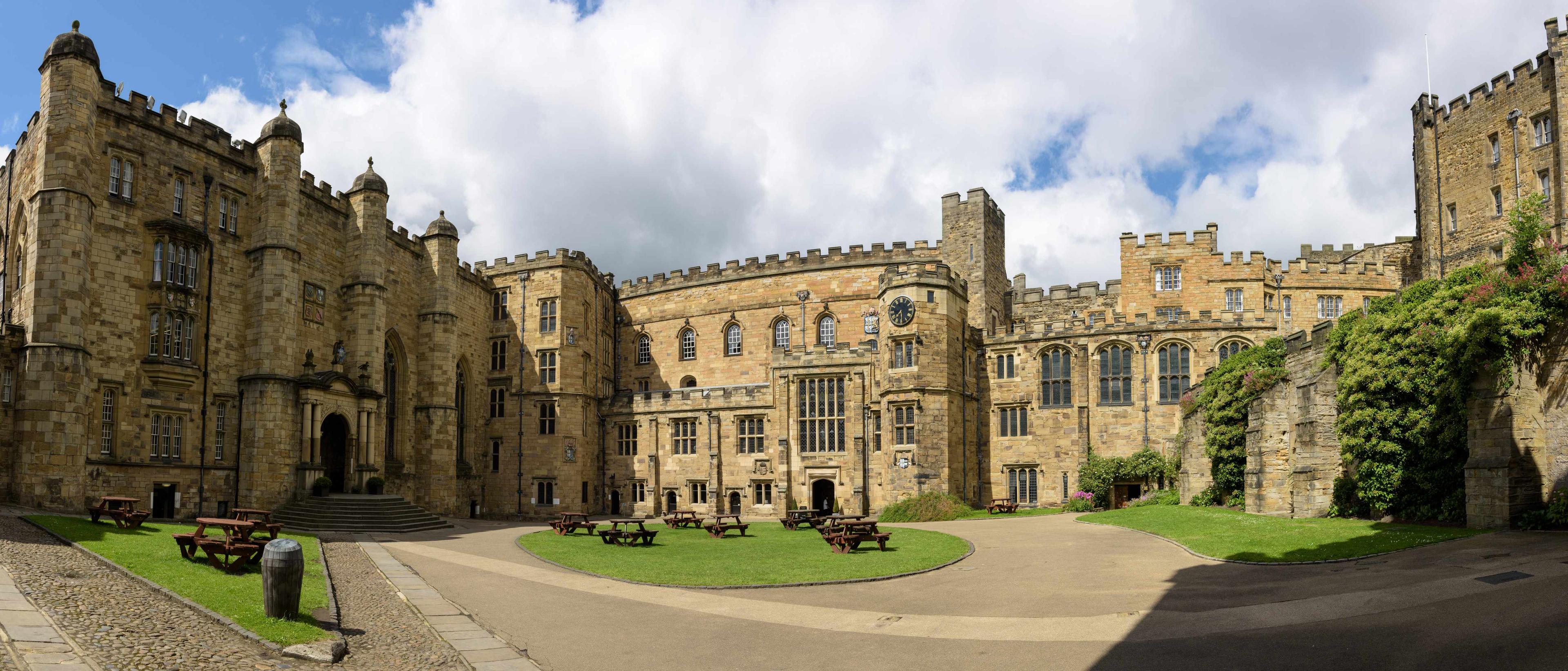 성 안뜰 (Courtyard)