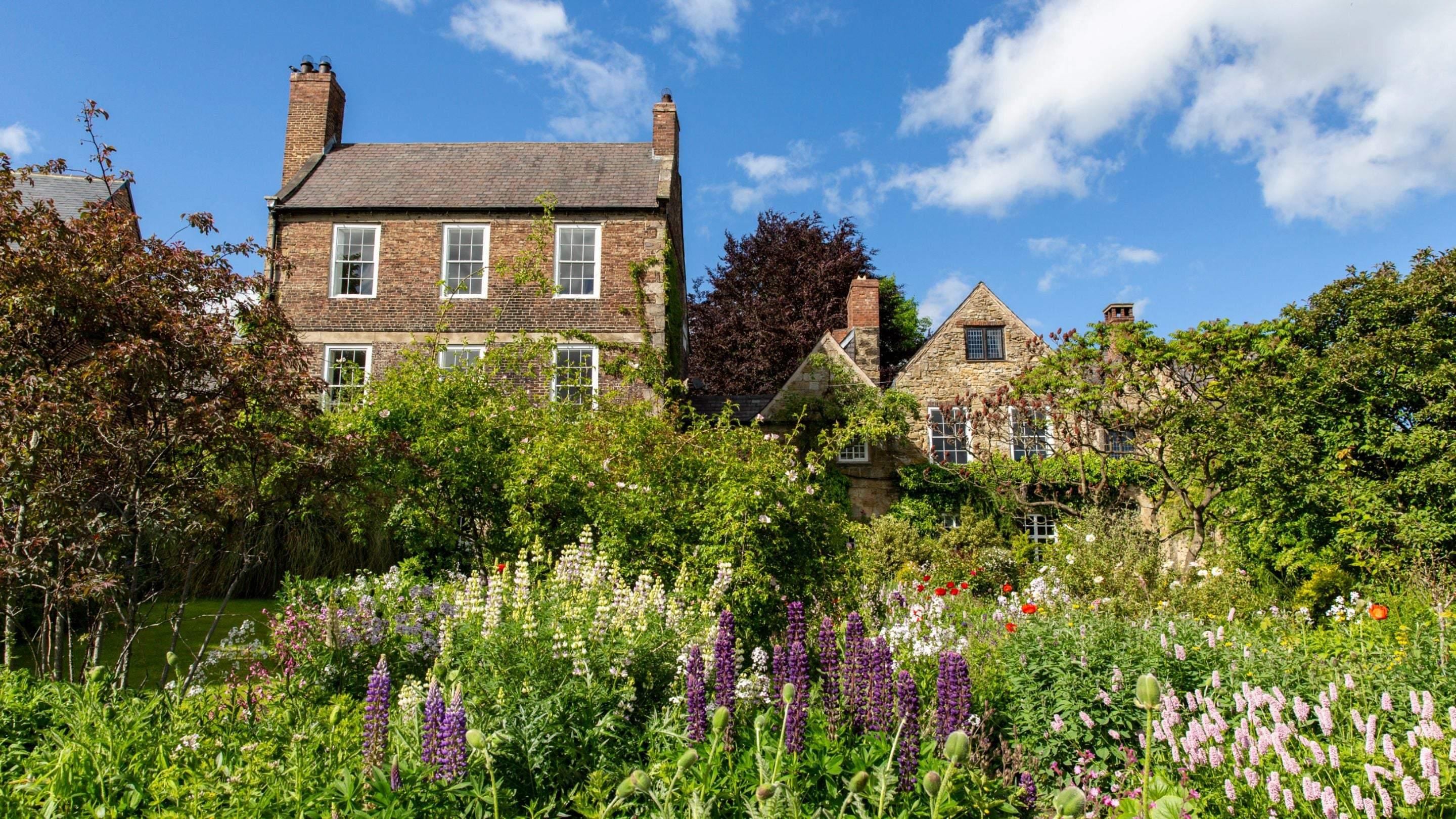 성곽 정원 (Walled Garden)