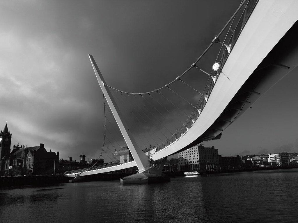 다리 중앙 S자 곡선 지점