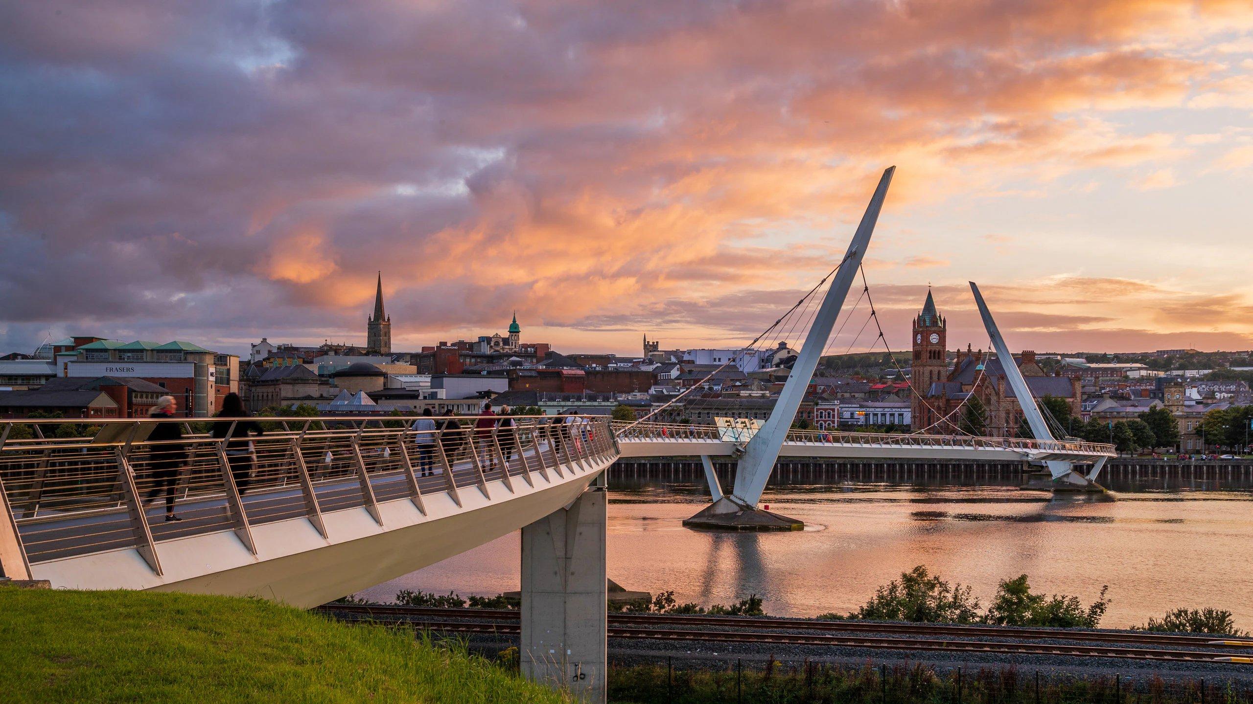 일몰 시간대 다리 위