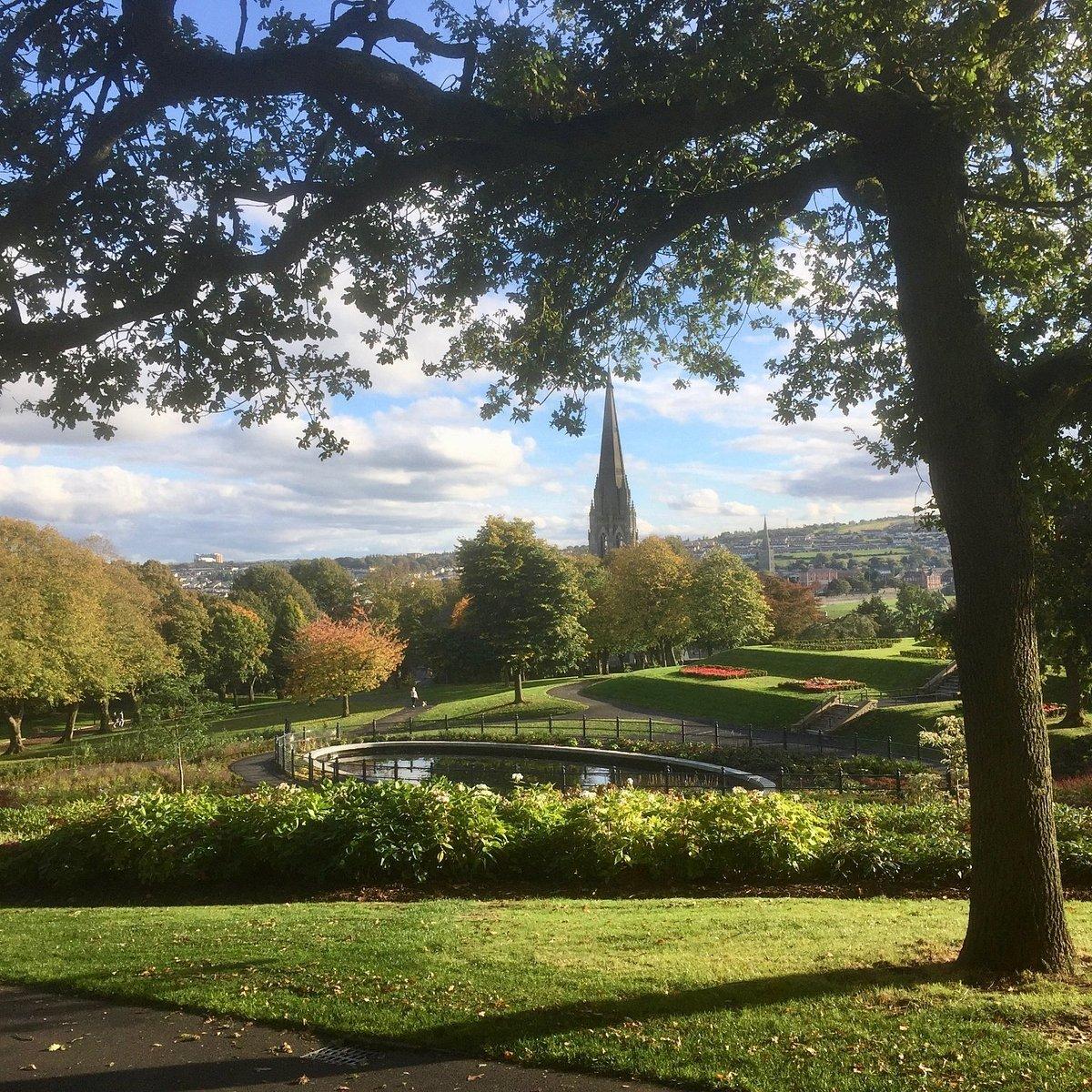 공원 정상 또는 전망 좋은 벤치