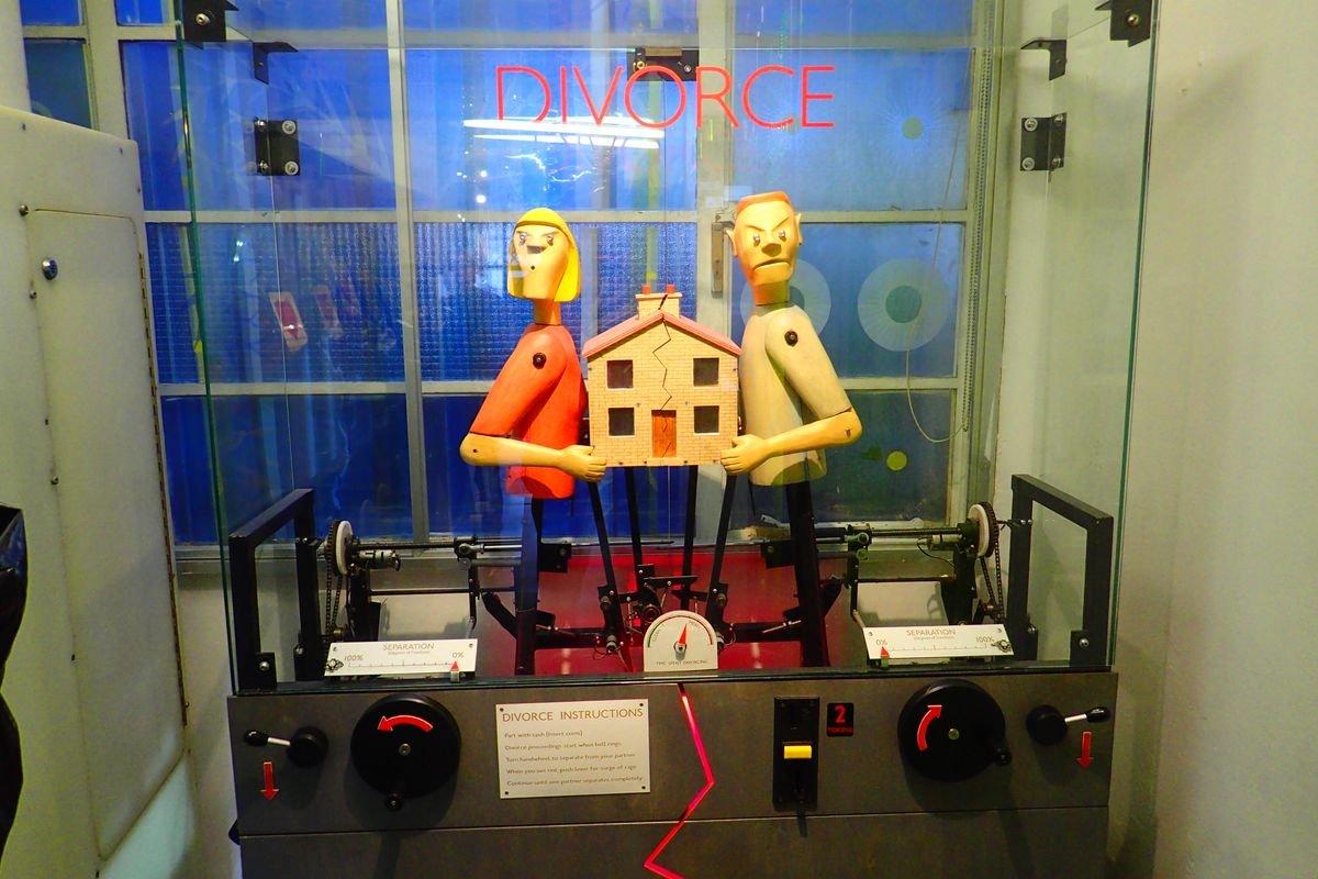 팀 헌킨의 풍자 게임기 앞