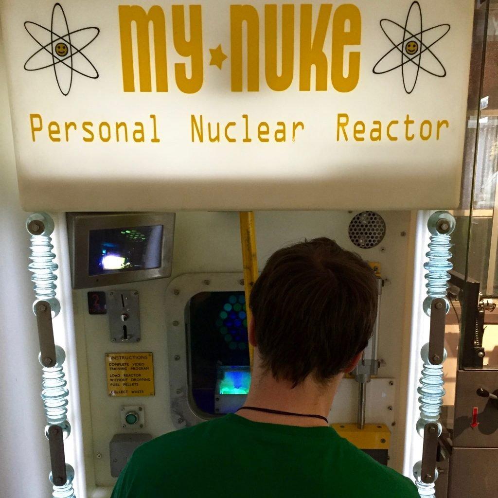 개인용 핵반응로(My Nuke Personal Nuclear Reactor) 게임기 앞