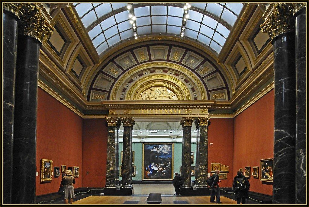 미술관 중앙 홀 또는 돔 아래