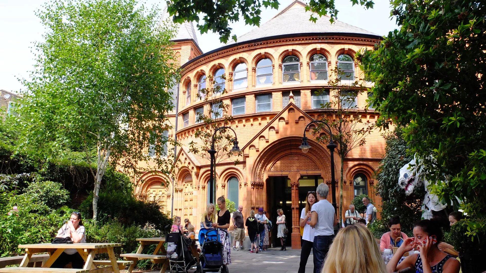 노팅힐 카니발 기간의 더 태버내클 모습