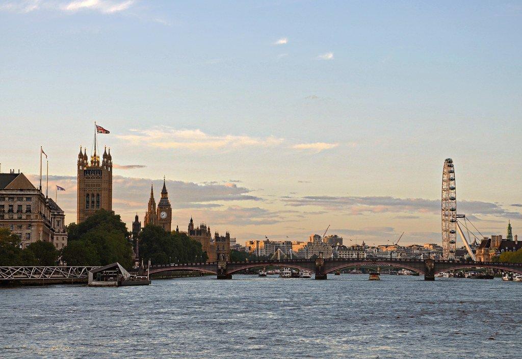 일몰 시간대 다리 위 아무 지점