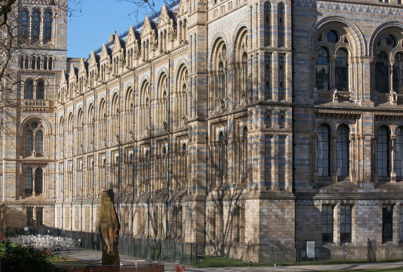 박물관 외관 (크롬웰 로드 방면)