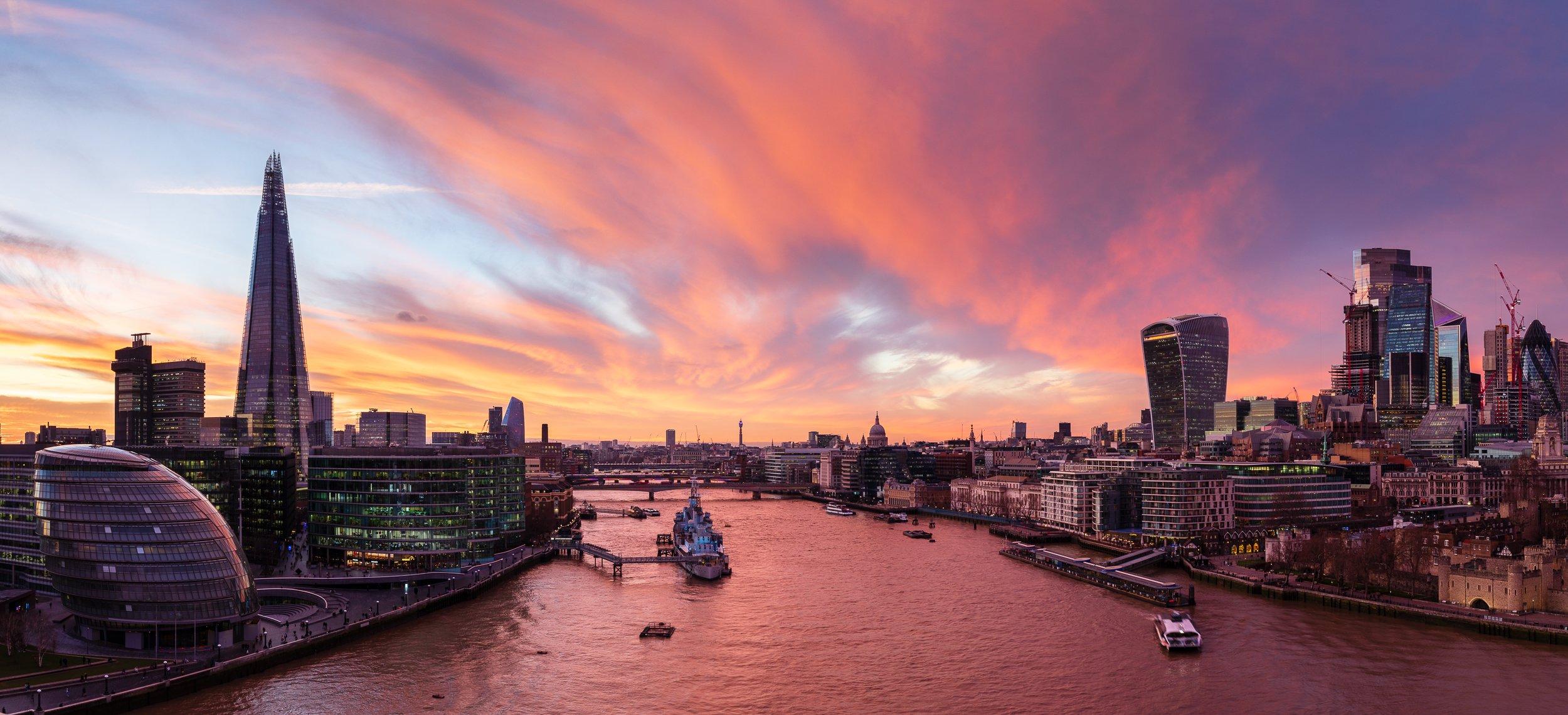런던 탑 성벽 위 타워 브리지 전망 지점