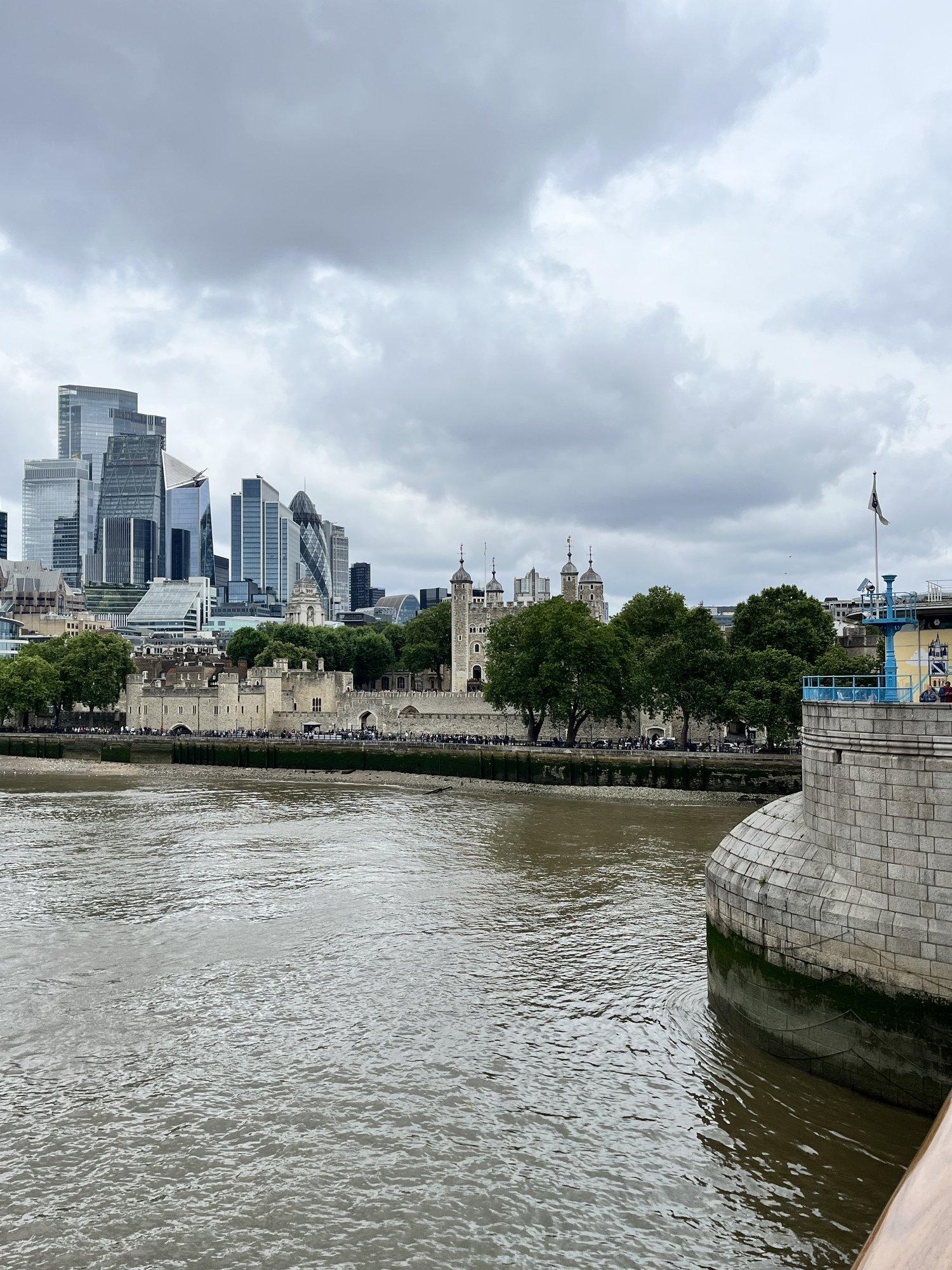 템스강변에서 바라본 런던 탑 전경