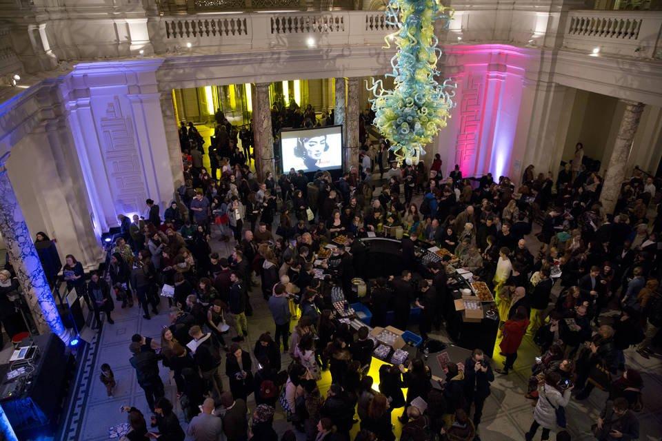 V&A 레이트 이벤트의 활기찬 모습