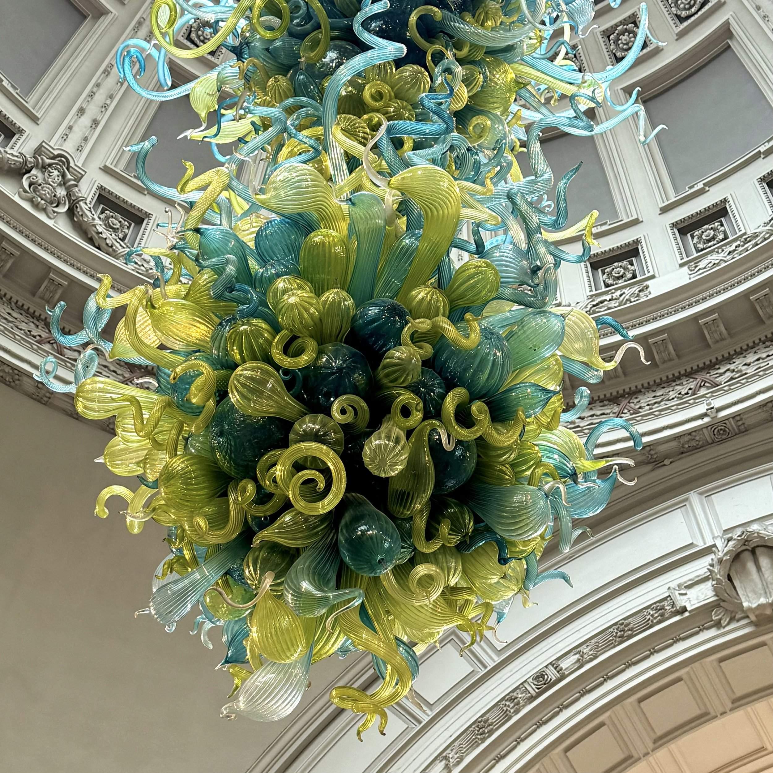 입구 로툰다 (데일 치훌리 샹들리에)