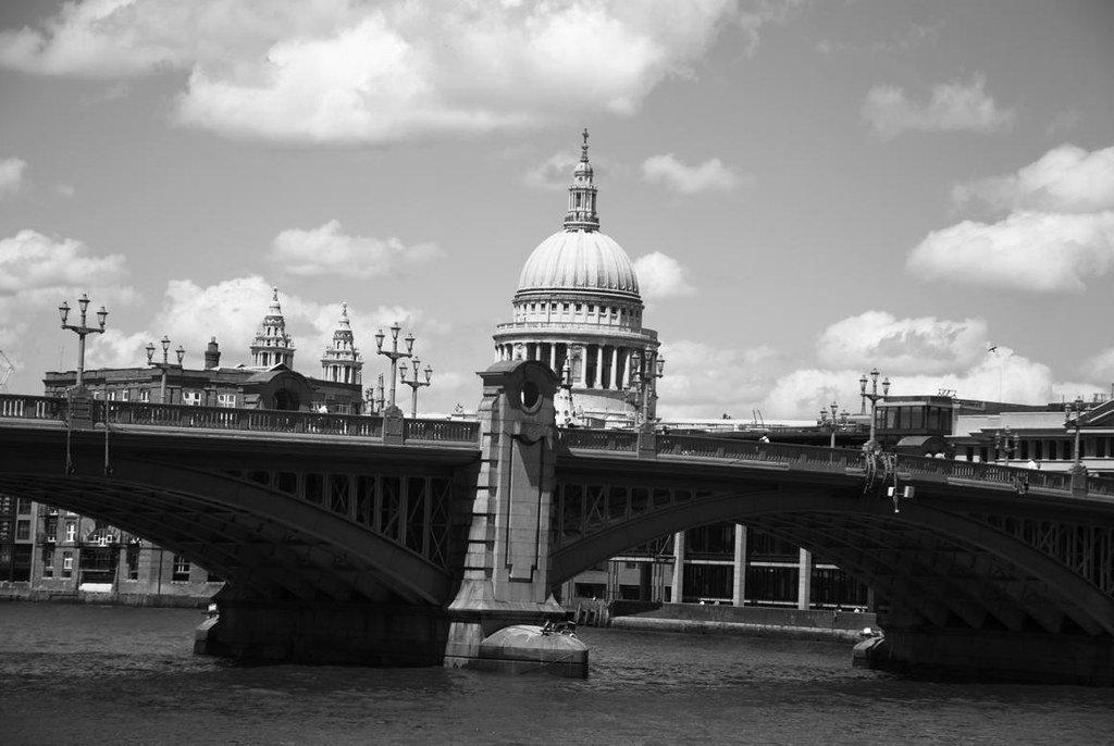 다리 중앙 서편 (세인트 폴 대성당 방향)