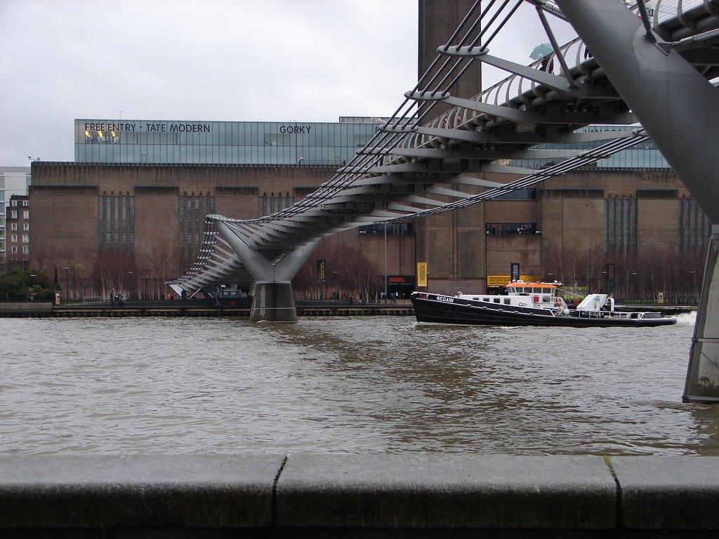 다리 남단 (테이트 모던 및 밀레니엄 브리지 방향)