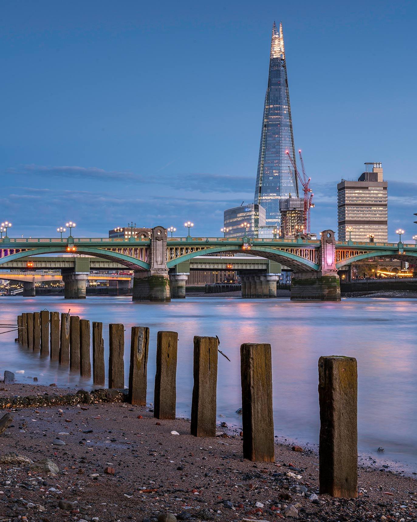 다리 위에서 바라보는 더 샤드 및 시티 방향