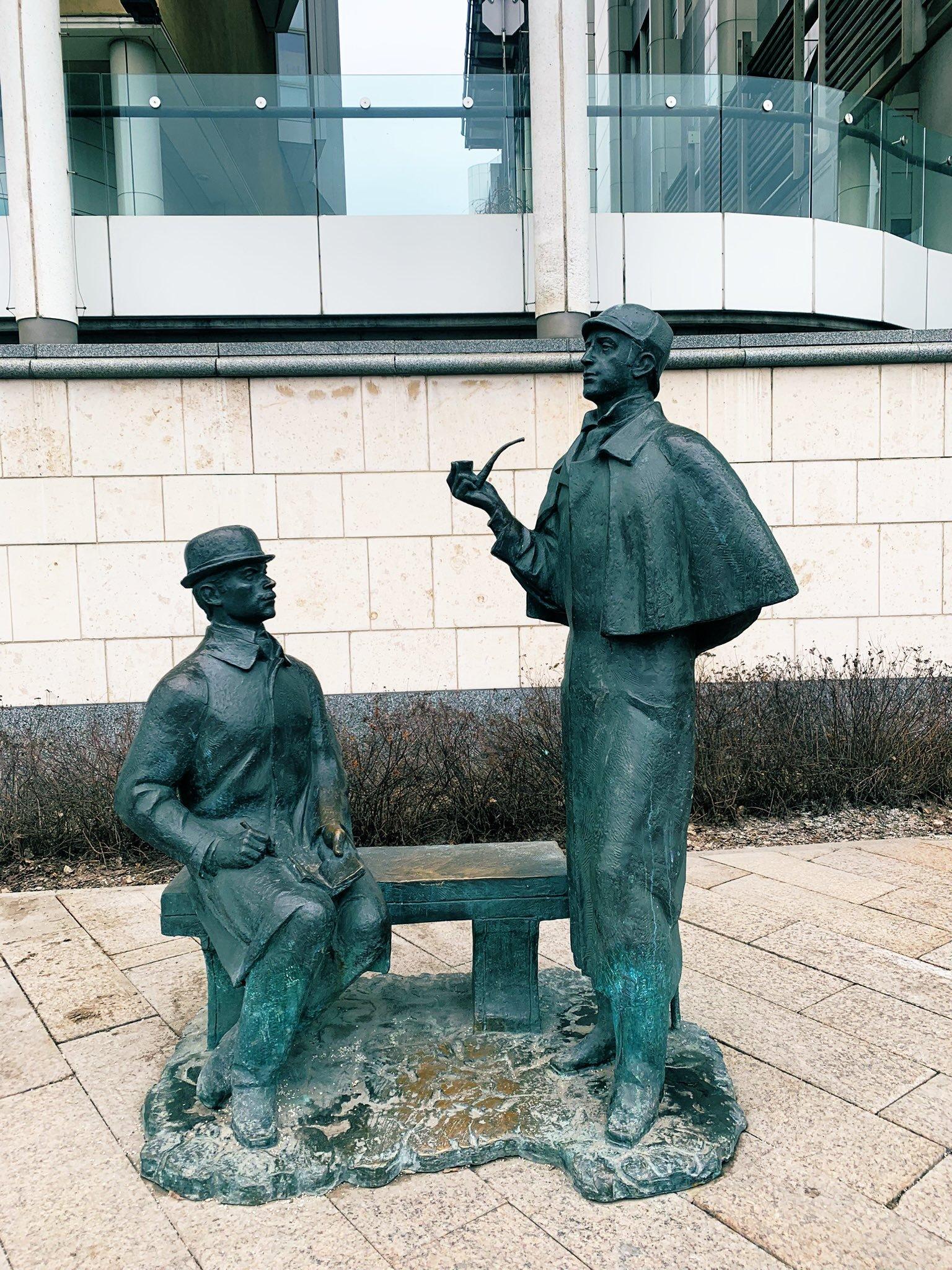 동상과 함께 셀카