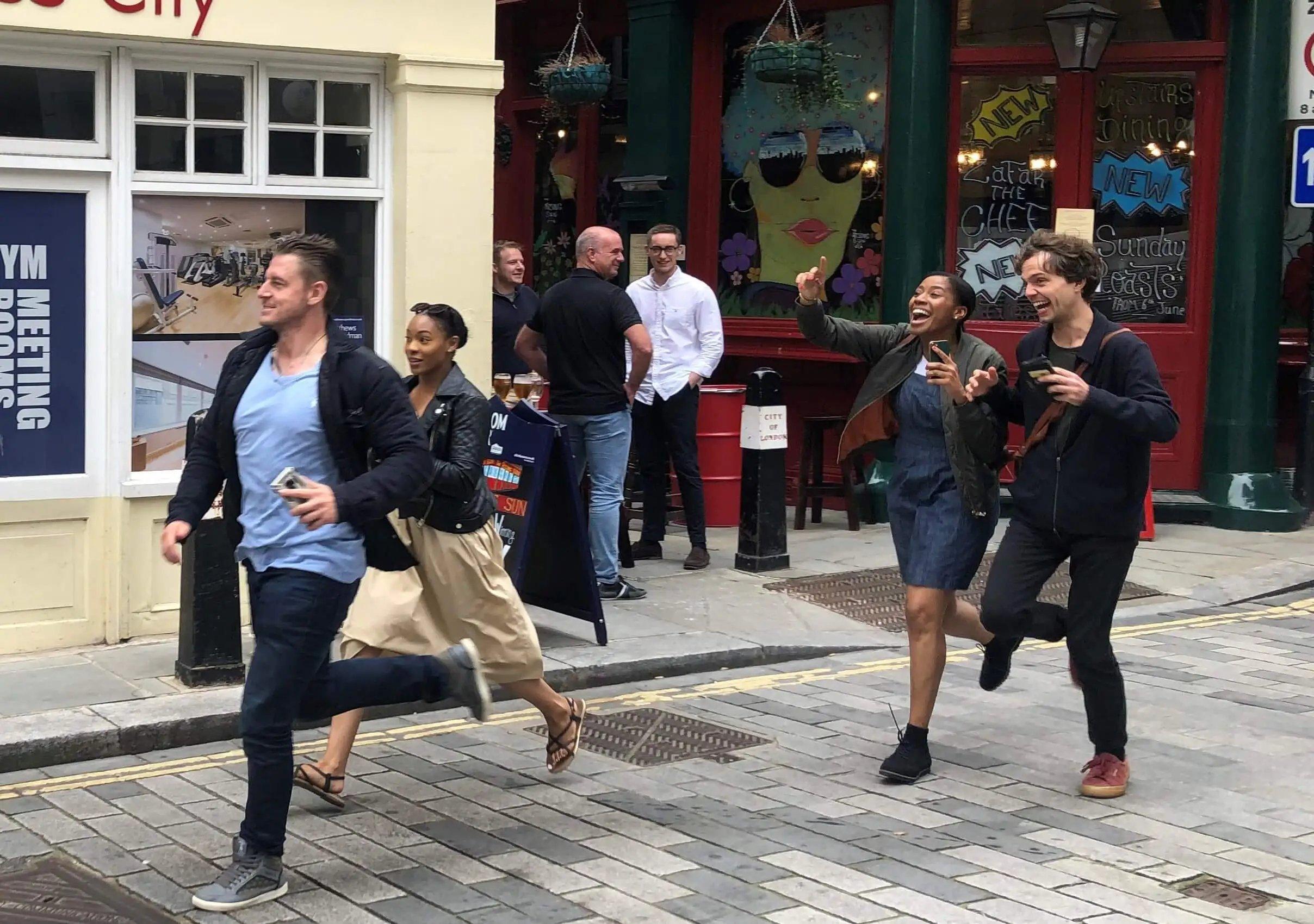 단서가 숨겨진 런던의 뒷골목