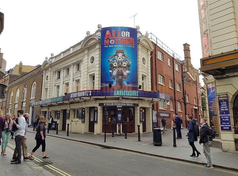 🎭 앰배서더 극장 (Ambassadors Theatre)