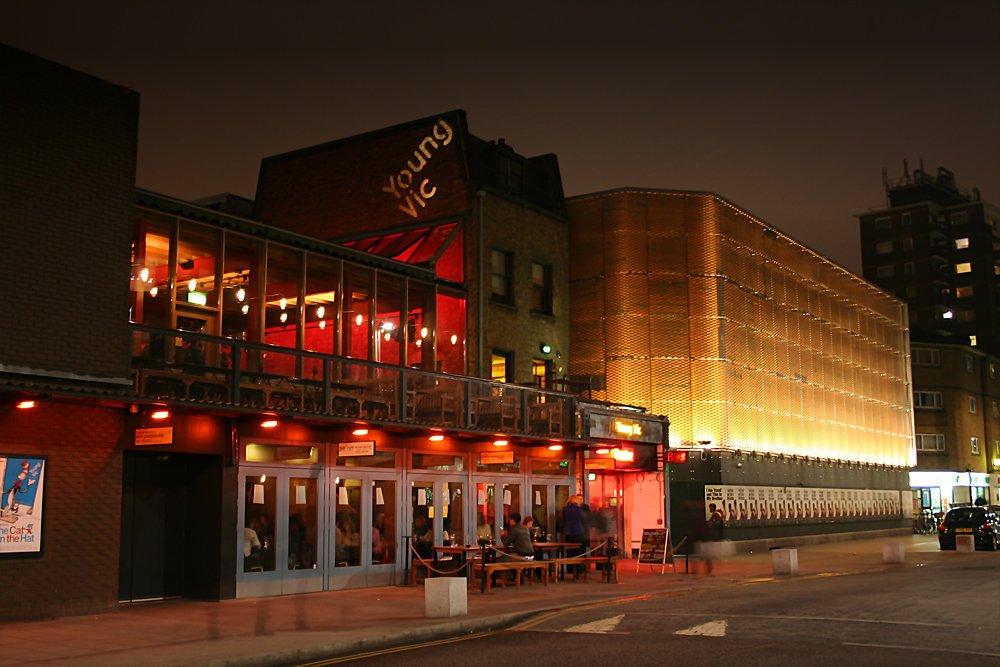 극장 외부 건축물