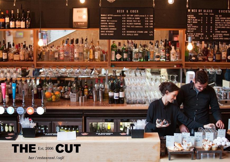 더 컷 바 (The Cut Bar) 내부 또는 테라스