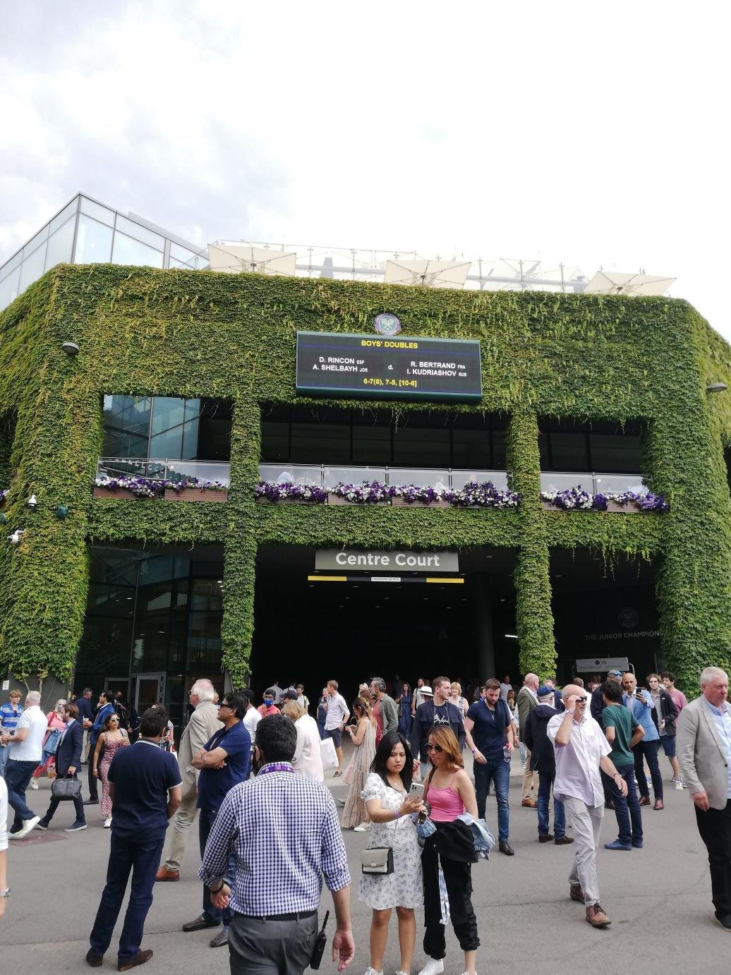 클럽 정문 및 꽃 장식