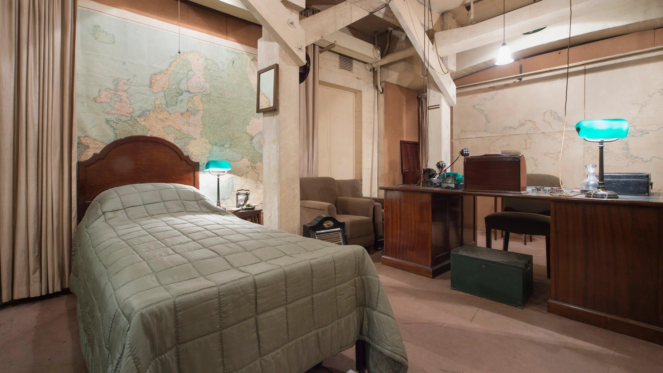 처칠의 집무실 겸 침실 (Churchill's Office-Bedroom)