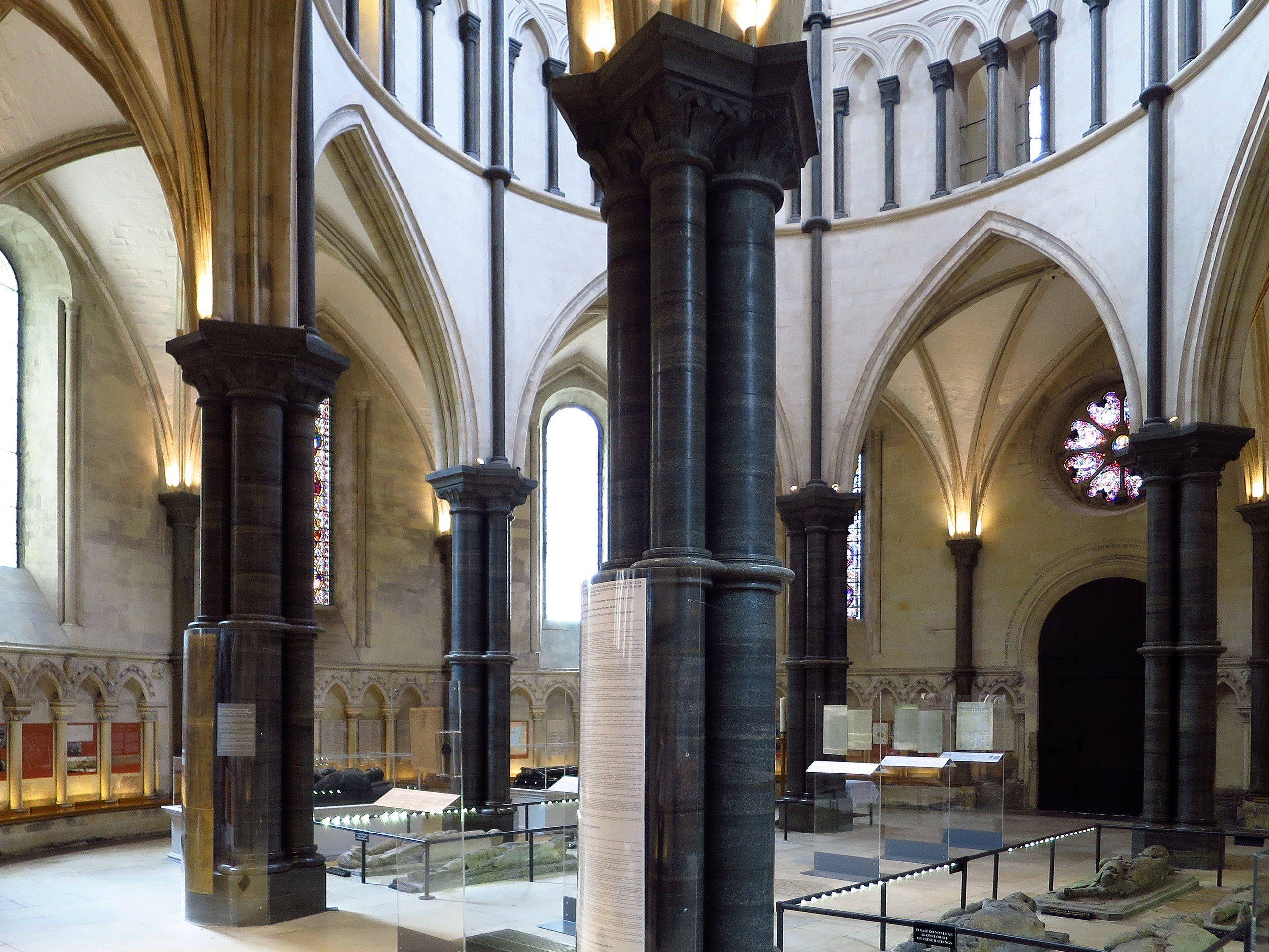 원형 교회 내부, 기사 석상 앞