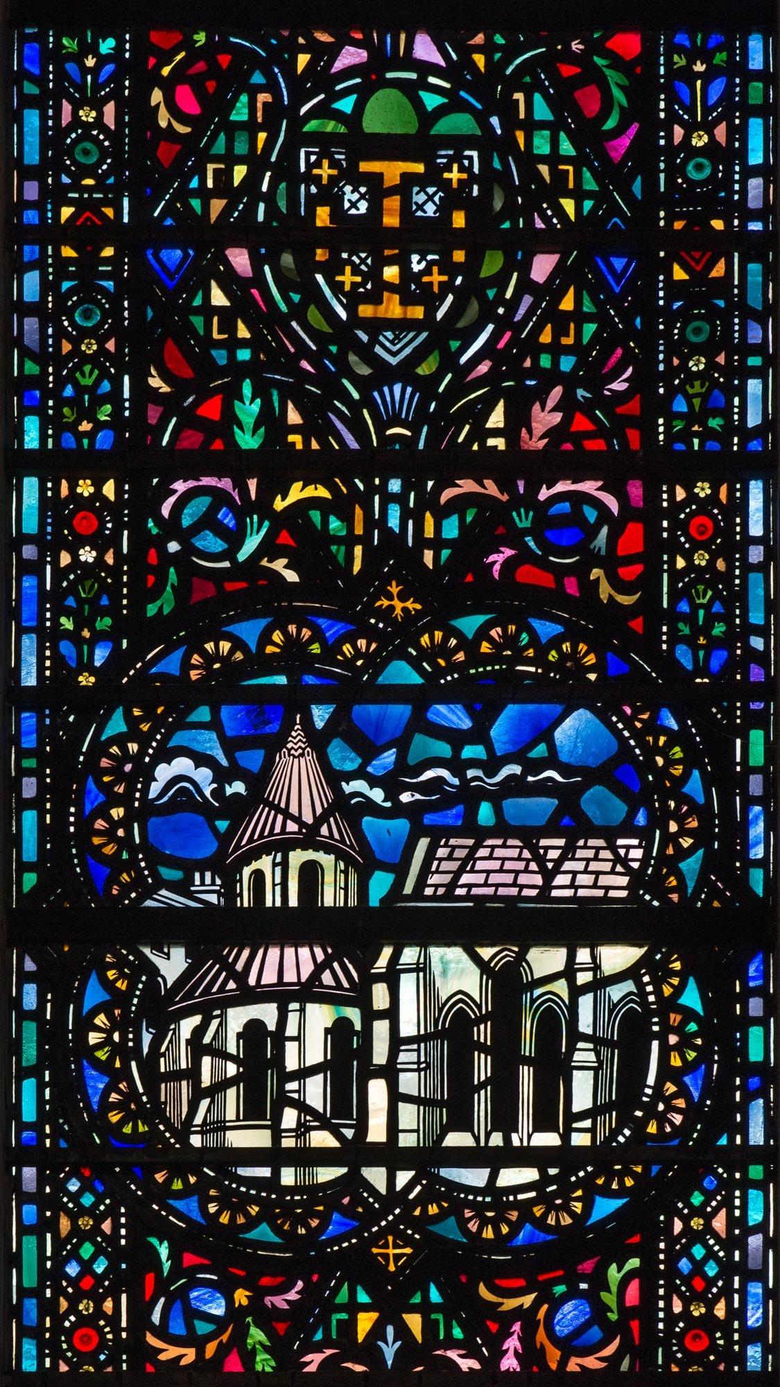 스테인드글라스 창문 아래