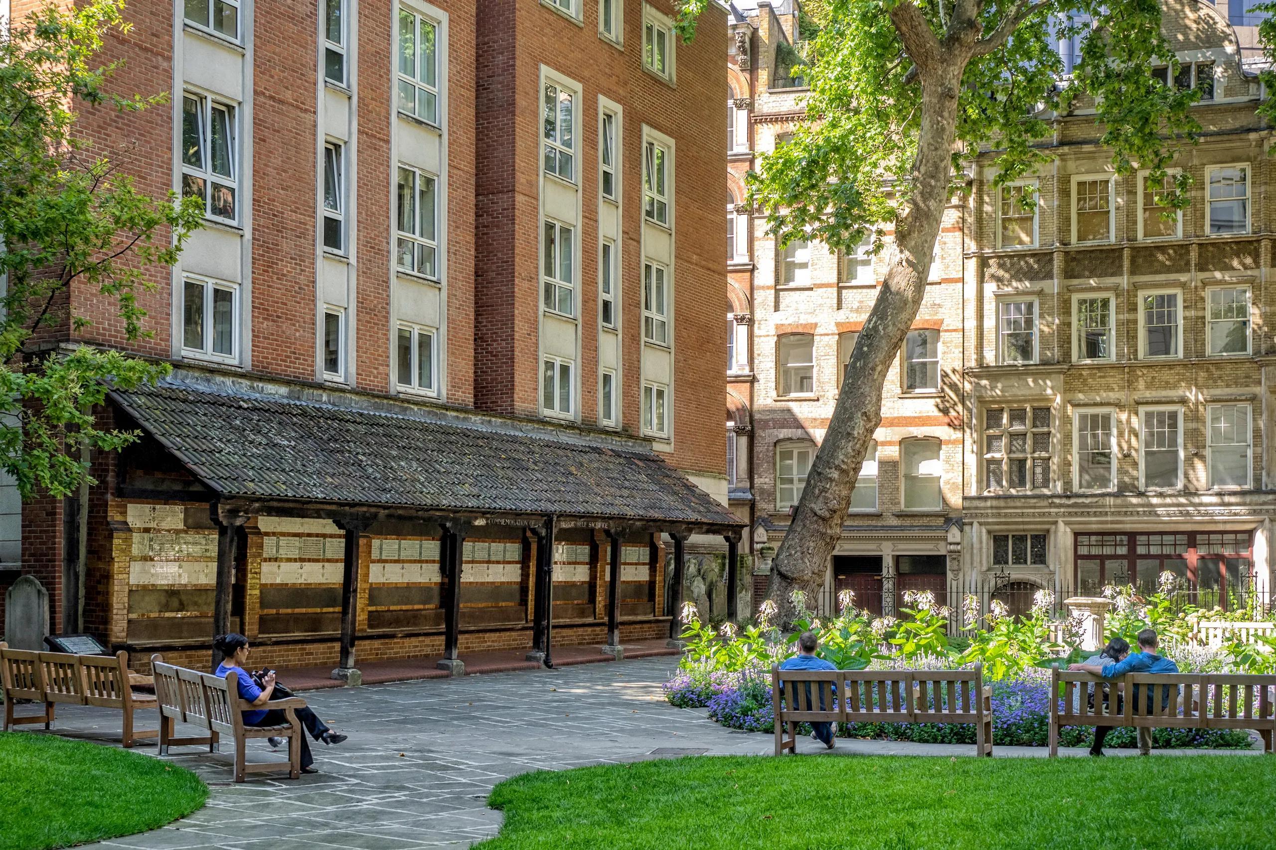 🌳 포스트맨스 파크 (Postman's Park)