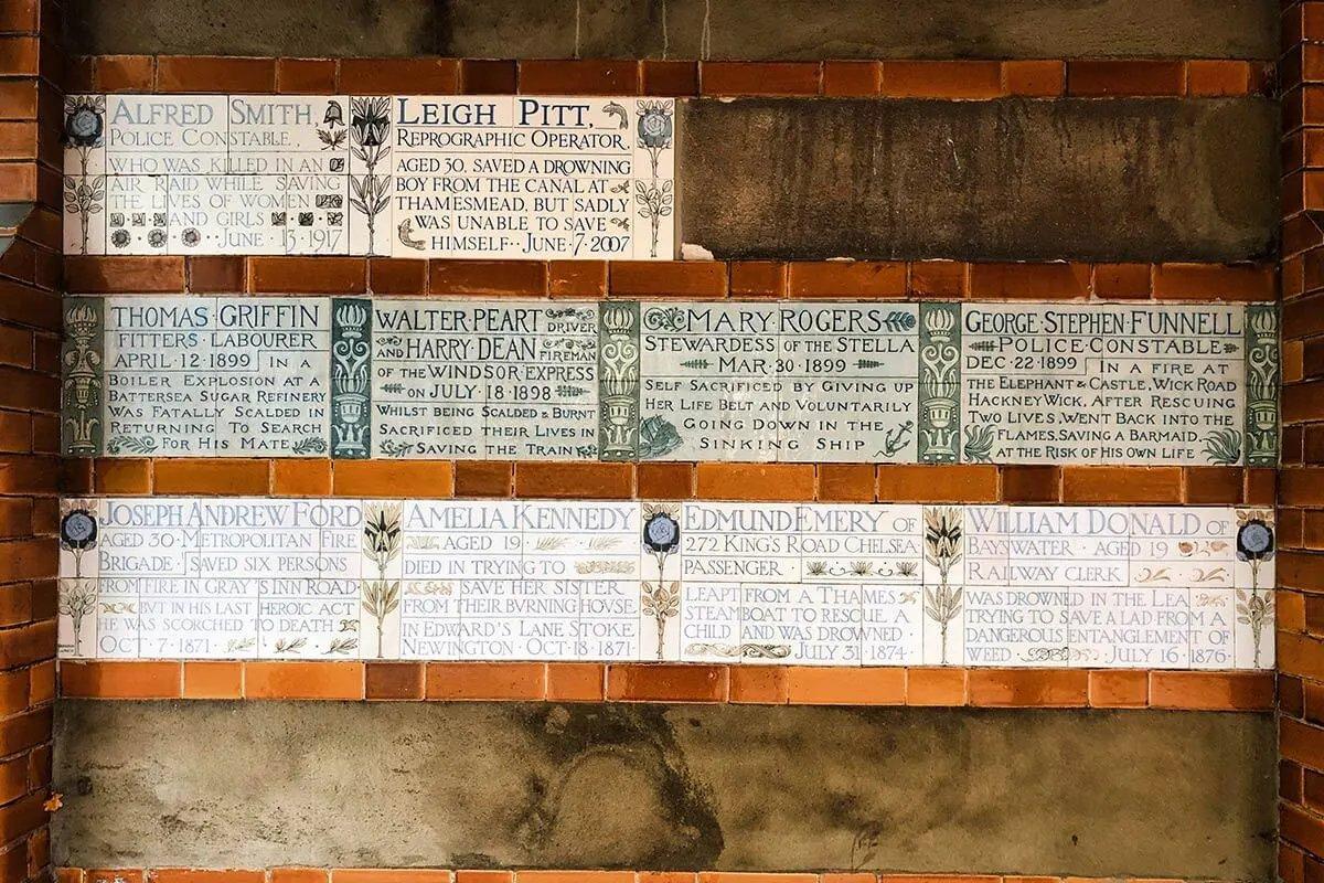 영웅적 자기희생 기념비 명판들