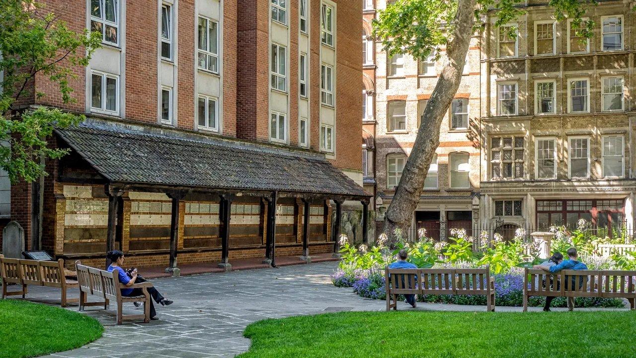 고풍스러운 벤치와 주변 건축물