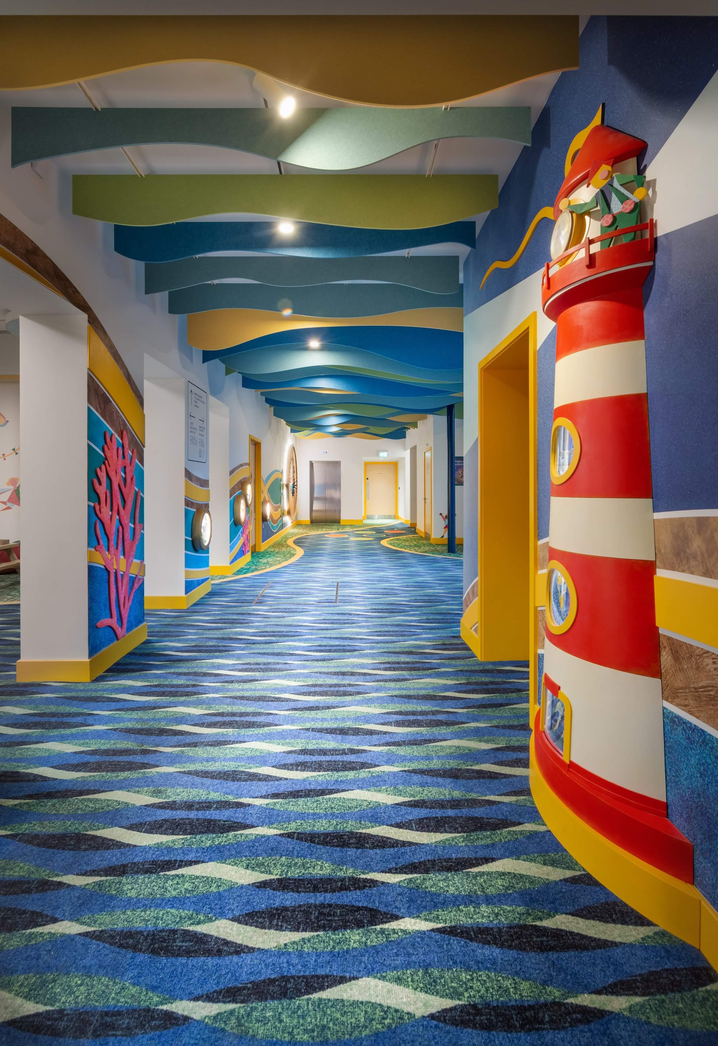 공연장 앞 로비 또는 전시 공간