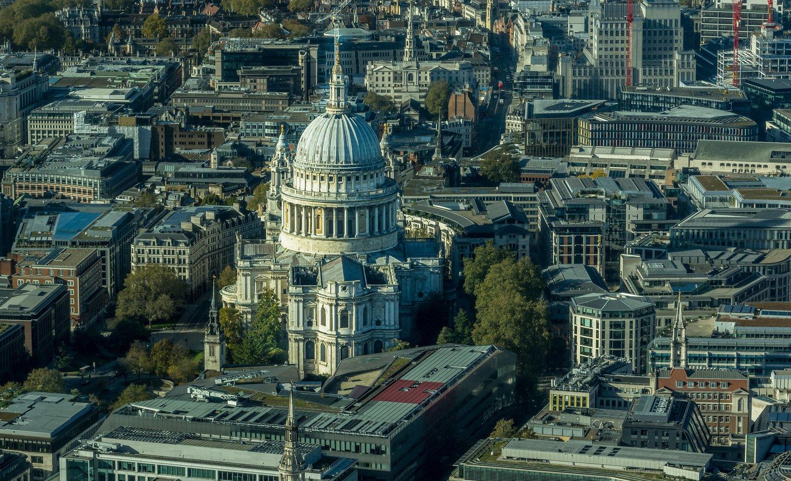 세인트 폴 대성당 방향 창가