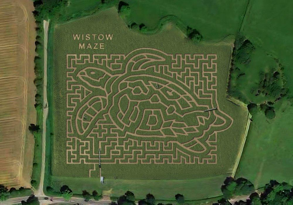 매년 바뀌는 미로 입구 또는 테마 조형물