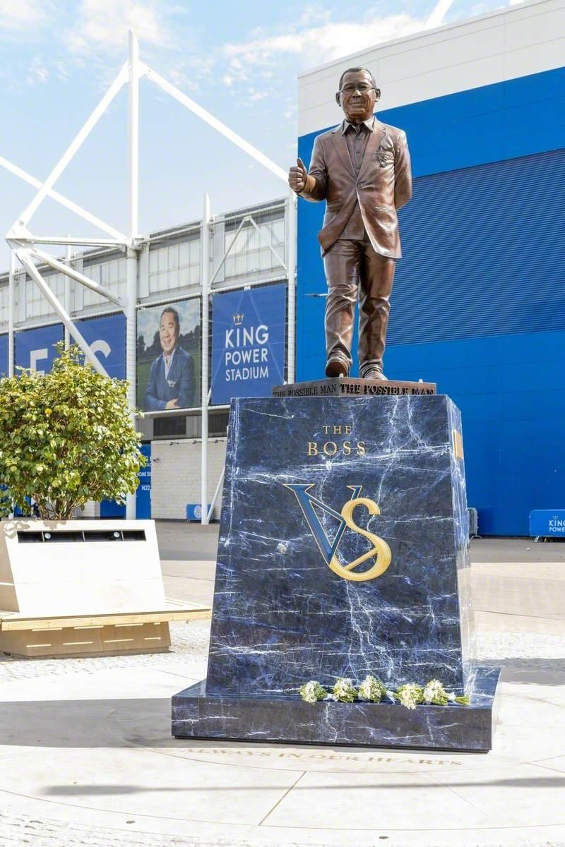 비차이 스리바다나프라바 회장 동상 앞