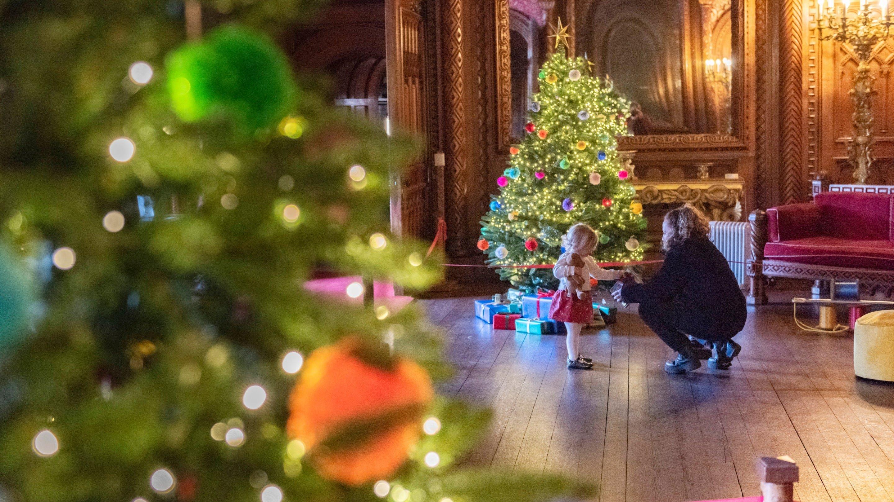 크리스마스 장식으로 꾸며진 어딕 홀 내부