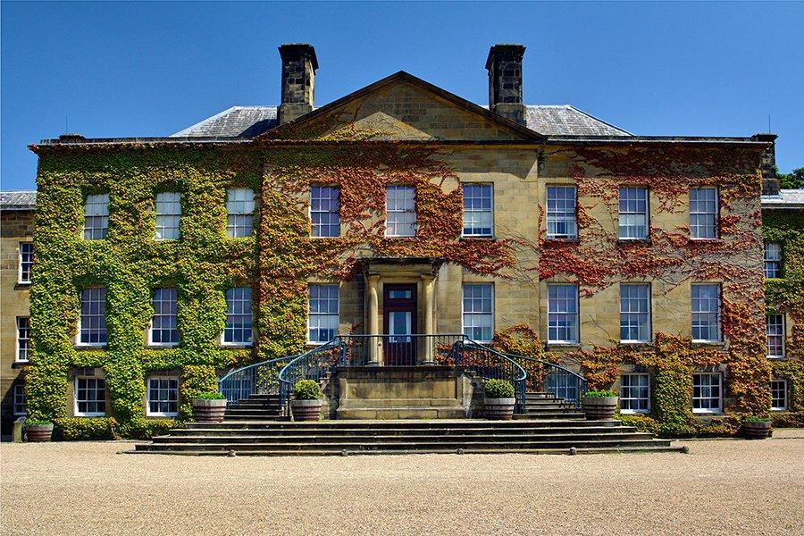 저택 정면과 정원