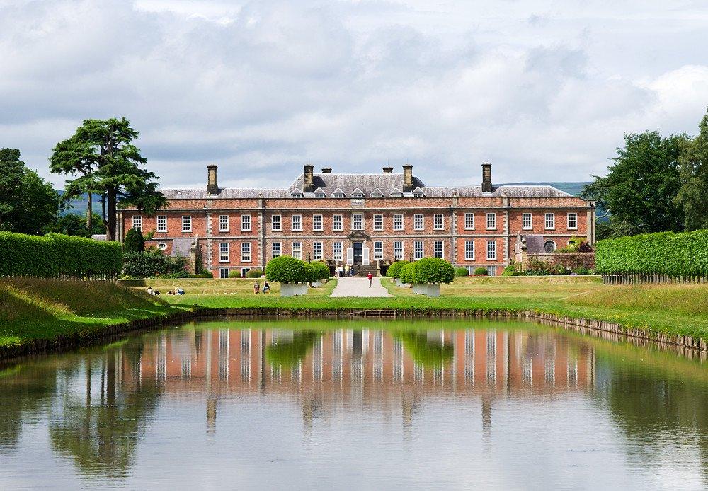 정원 내 호수와 저택 반영